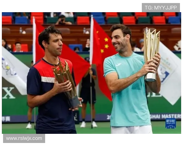 马丁内斯与萨姆索诺娃联手夺得网球双打冠军成功续写辉煌